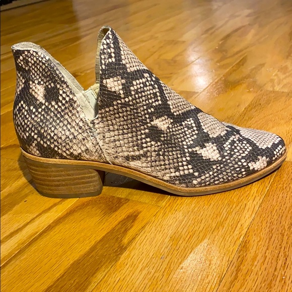 Dolce Vita Kadey Stella Snakeskin Embossed bootie - Picture 4 of 15